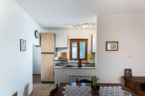 eine Küche und ein Wohnzimmer mit einem Esstisch und einer Küche in der Unterkunft Vico Antico in San Martino dʼAgri