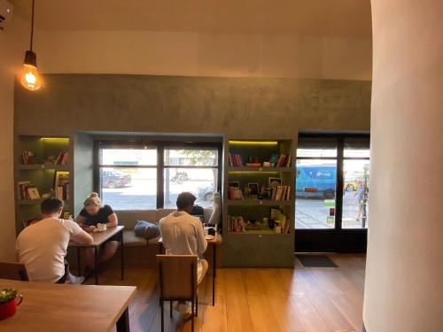 a group of people sitting at tables in a restaurant at Excepcional 2 quartos Copacabana a 100m da praia in Rio de Janeiro