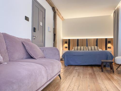 a living room with a couch and a bed at Hotel Arimune in Bakio