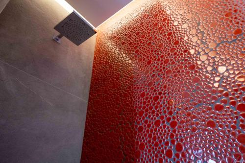 un primer plano de una ducha con agua en la pared en Divina Charme en Mascalucia