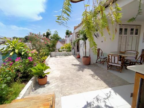 eine Terrasse mit einem Tisch, Stühlen und Pflanzen in der Unterkunft Casa Ego in Cartagena de Indias