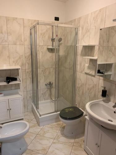 a bathroom with a shower and a toilet and a sink at Casa Blues Parco Leonardo in Porto