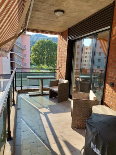 einen Balkon mit einem Tisch und Stühlen auf einem Gebäude in der Unterkunft Da GianFi Lugano-Pregassona - Stanza privata - Adults Only in Lugano