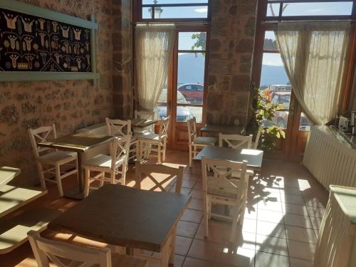um restaurante com mesas e cadeiras e uma janela em Hotel Parnassos em Arachova