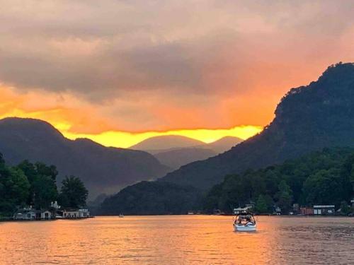 Lake Escape on Lake Lure NC at Rumbling Bald Resort, Lake Lure (updated