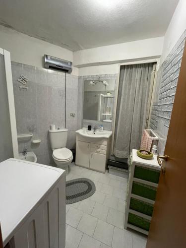 uma casa de banho com um WC, um lavatório e um chuveiro em CAPOLINEA em Roccalumera