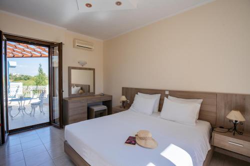 een slaapkamer met een bed met een hoed erop bij 12 Islands Villas in Kolimbia