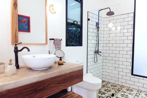 a bathroom with a sink and a shower at La Prometida in Puerto Viejo