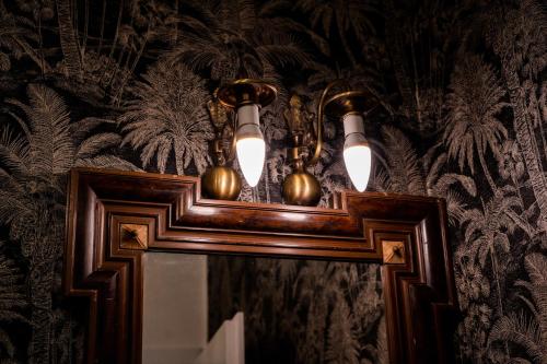 una lámpara colgando de una pared en una habitación en CASA BELGERI en Dongio