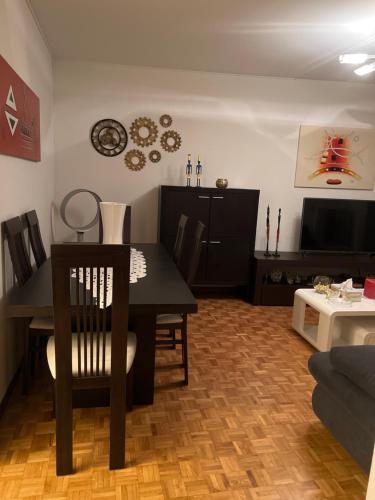Una sala de estar con una mesa y un comedor. en Appartement Montreux, en Montreux