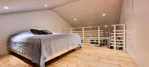 um quarto com uma cama num quarto em Elegantti studio lähellä Kuusamon keskustaa em Kuusamo