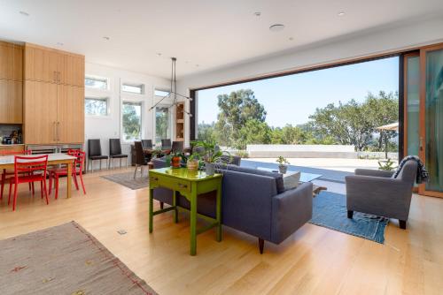 Towering Glass Doors Bay Views Hot Tub WFH