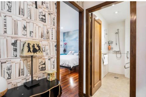 baño con pared cubierta de papel pintado en blanco y negro en Lujoso y amplio piso con 5 habitaciones en Santiago de Compostela