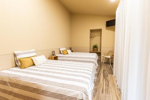 Postel nebo postele na pokoji v ubytování Dorigem Rooms