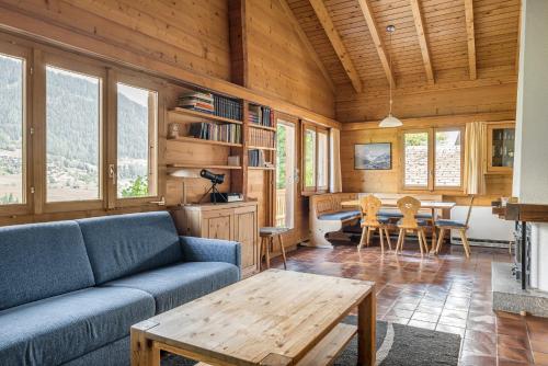 uma sala de estar com um sofá e uma mesa em Trimka em Fiesch