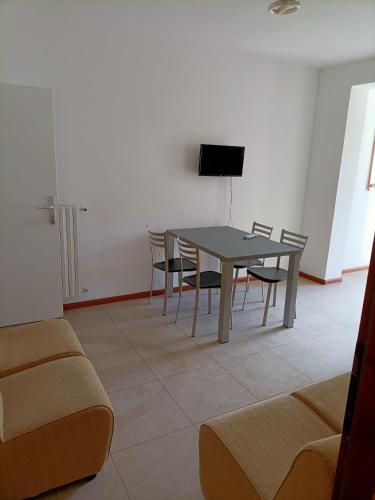 a dining room with a table and chairs at Appartamenti Alpino in Baselga di Pinè