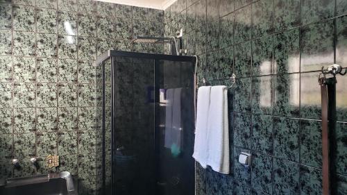 a bathroom with a shower and a sink at Casa Próximo ao Centro Agradável e Inteligente in Poços de Caldas