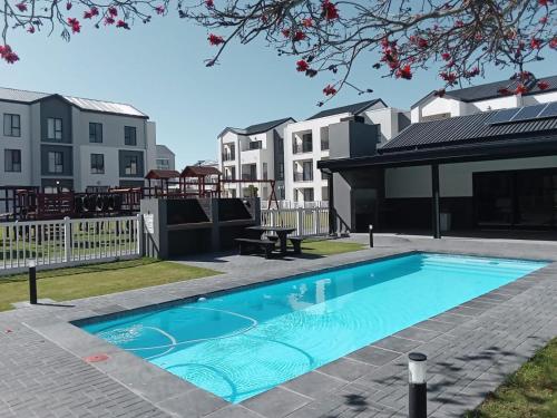 basen w ogrodzie z niektórymi budynkami w obiekcie Cederberg Estate w Kapsztadzie