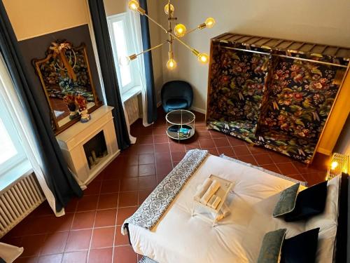 een woonkamer met een bed en een open haard bij LaMalatestina Suite - Apartment in front of the Castle in Rimini