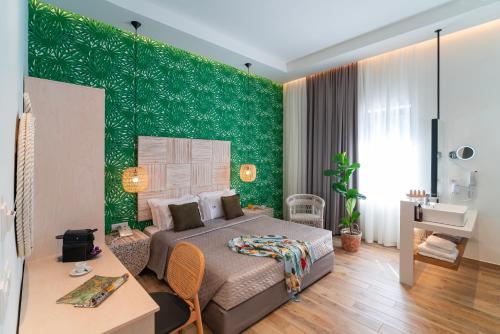 1 dormitorio con cama y pared verde en Naillac Boutique Hotel en Rodas