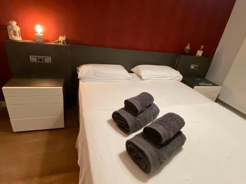 ミハス・コスタにあるApartamento Mijasのベッドルーム1室(ベッド1台、ロールタオル2枚付)