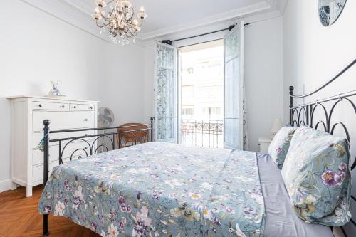 une chambre avec un lit et un lustre dans l'établissement Wonderful and bright apartment close to everything, à Nice