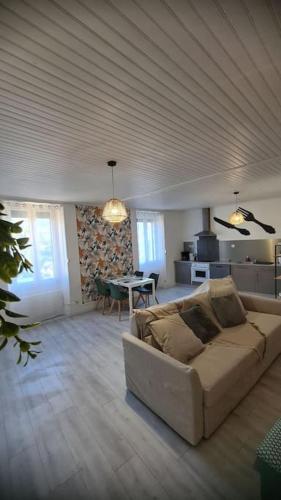 un salon avec un canapé et une table dans l'établissement Le cocon en cœur de ville, à Prades