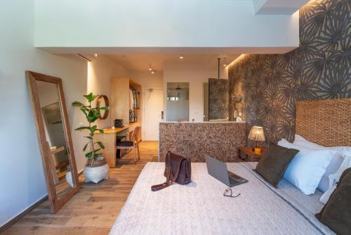 Кровать или кровати в номере Naillac Boutique Hotel
