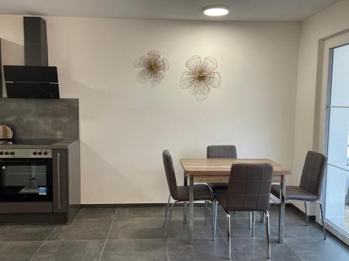 comedor con mesa y sillas en Ferienwohnung AS Verwaltungs GmbH, en Schopfloch