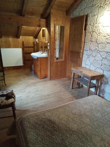 - une chambre avec un lavabo et une table dans l'établissement Chalet Indépendant 