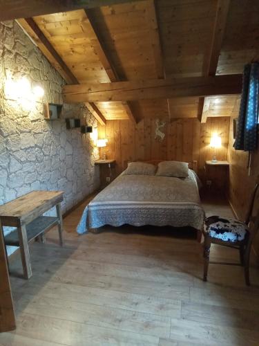 une chambre avec un lit et un plafond en bois dans l'établissement Chalet Indépendant 
