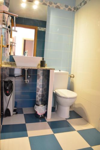 La salle de bains est pourvue d'un lavabo et de toilettes. dans l'établissement Lagunas Ruidera 16 Agua y Placer, à Ruidera