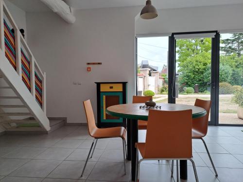 une salle à manger avec une table et des chaises dans l'établissement Gîte dans Parc de Sculptures - Gîte 
