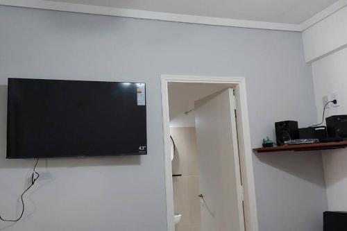 TV de pantalla plana colgada en la pared en Depto mardel cómodo luminoso cerca de todo en Mar del Plata