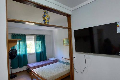 1 dormitorio con litera y Tv LED en Depto mardel cómodo luminoso cerca de todo en Mar del Plata