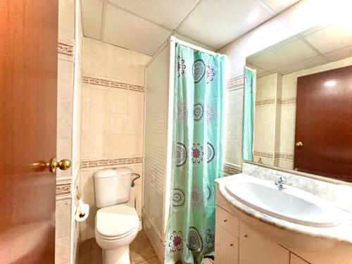 A bathroom at Apartamento para 6 a 5 min Port Aventura en Hotel Festival Village