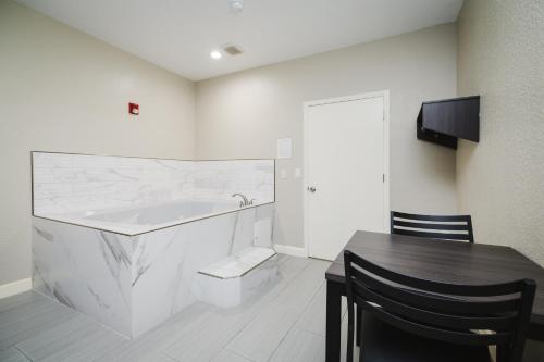 Winchester Inn and Suites Humble/IAH/North Houston Image