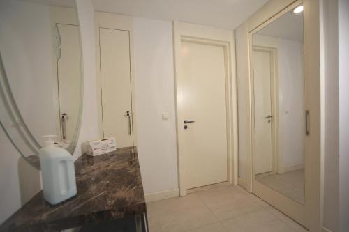 Um banheiro em Most luxury 1-bedroom apartment in Taksim