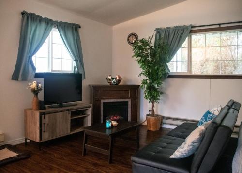 - un salon avec un canapé et une télévision dans l'établissement Coastal Studio, à Brookings