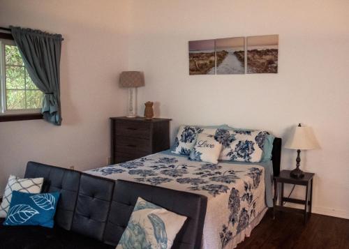 um quarto com uma cama, um sofá e uma janela em Coastal Studio em Brookings