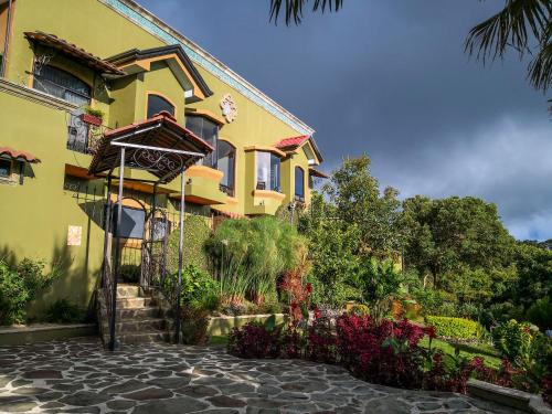 Casas del Toro في مونتيفيردي كوستاريكا: مبنى اصفر وامامه حديقه