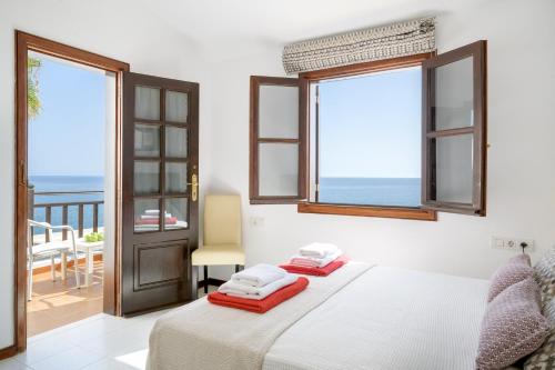 a bedroom with a bed with a view of the ocean at Casa Maesa in Playa Honda