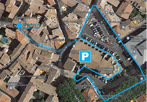 un mapa de una ciudad con un estacionamiento en "Maison du consul" avec terrasse - centre historique en Narbona