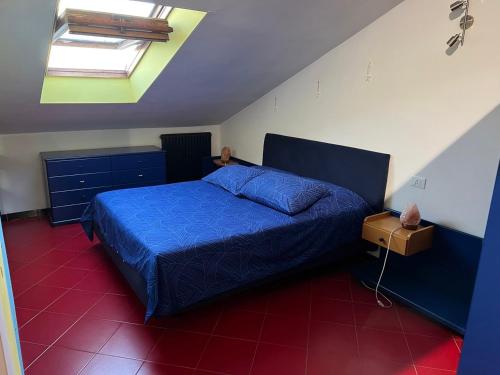 トリノにあるHOUSE Lingottoのベッドルーム1室(青い掛け布団付きのベッド1台付)