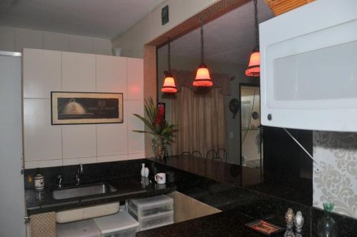 cocina con fregadero y espejo grande en ANGEL'S SEA Pousada en Rio das Ostras