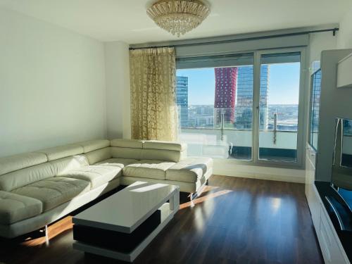 Posedenie v ubytovaní Fira de Barcelona City View Apartment with Garage Parking