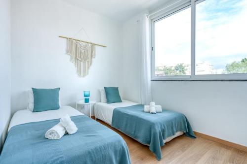 um quarto com duas camas e uma janela em Faro Center with AC & WiFi em Faro