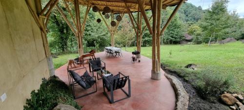 vistas a un patio cubierto con mesa y sillas en Espacio Pilam y cascada privada!, en Xico