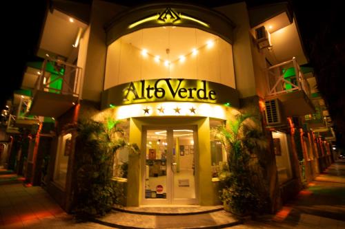 una entrada a un edificio de apartamentos por la noche en Alto Verde Suite & Apart en Termas de Río Hondo