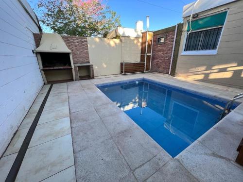 una piscina en el patio trasero de una casa en Brisa del Valle en San Juan